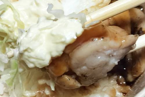 ローソン 炭火焼チキンと照焼ソースのたまご丼 チキン.jpg