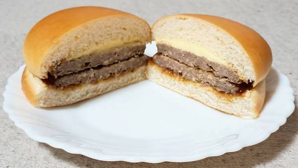 ローソン 盛りすぎ！てりやきハンバーガー 断面.jpg