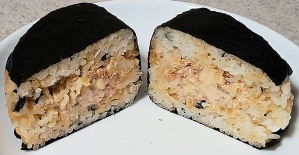 ローソン 盛りすぎ！チャーシューマヨネーズおにぎり 断面.jpg