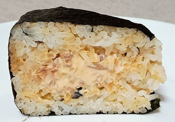 ローソン 盛りすぎ！チャーシューマヨネーズおにぎり 断面(1).jpg