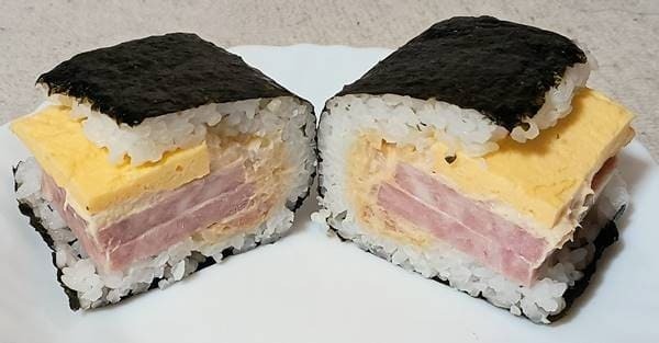 ローソン 盛りすぎ！ポーク玉子（シーチキンマヨネーズ） 断面.jpg