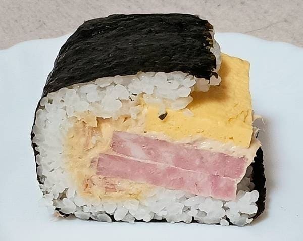 ローソン 盛りすぎ！ポーク玉子（シーチキンマヨネーズ） 断面(1).jpg