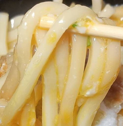 ローソン 盛りすぎ！半熟玉子とろろうどん うどん.jpg