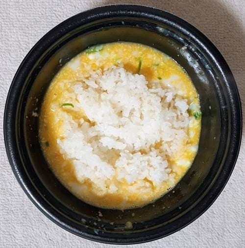ローソン 盛りすぎ！半熟玉子とろろうどん ご飯投入.jpg