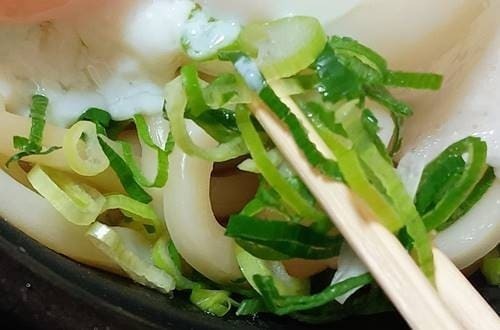 ローソン 盛りすぎ！半熟玉子とろろうどん ネギ.jpg
