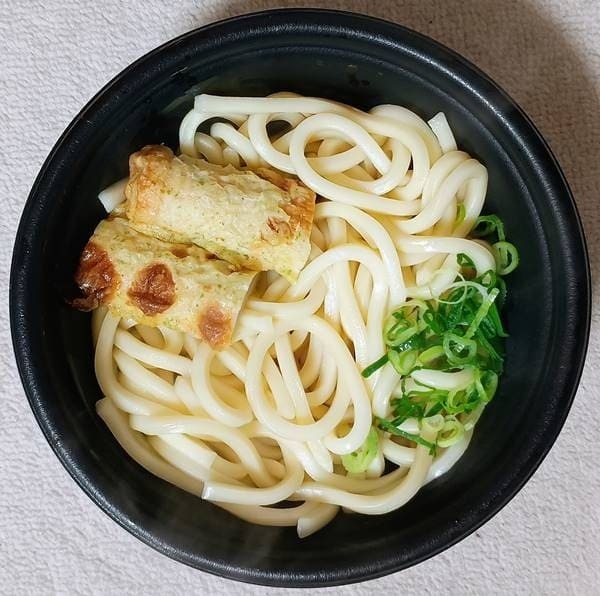 ローソン 盛りすぎ!半熟玉子とろろうどん(1).jpg