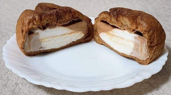 ローソン 盛りすぎ!大きなチョコシュー 断面.jpg