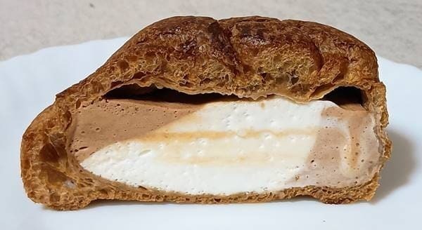 ローソン 盛りすぎ！大きなチョコシュー 断面(1).jpg