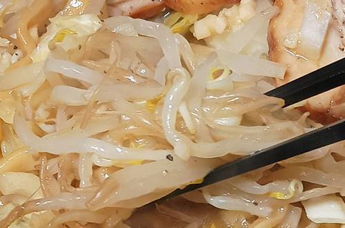ローソン 盛りすぎ！満腹濃厚豚ラーメン もやし.jpg