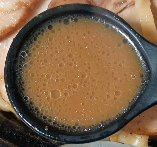 ローソン 盛りすぎ！満腹濃厚豚ラーメン スープ.jpg