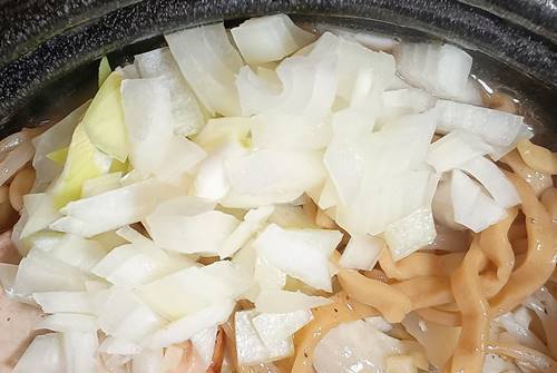 ローソン 盛りすぎ！満腹濃厚豚ラーメン 刻み玉ねぎ.jpg