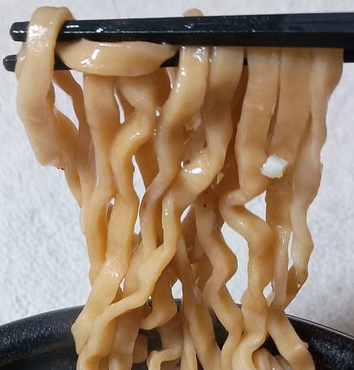 ローソン 盛りすぎ！満腹濃厚豚ラーメン 麺.jpg