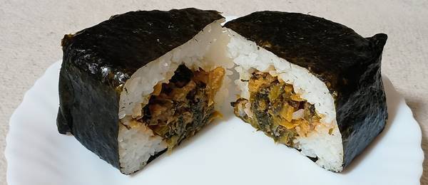 ローソン 盛りすぎ！高菜明太おにぎり 断面.jpg