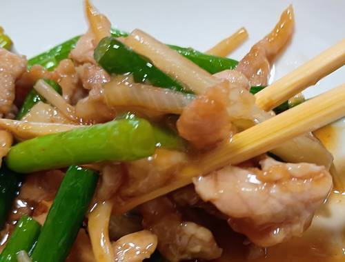 中華料理 彩鳳 豚肉とニンニクの茎炒め定食 具.jpg