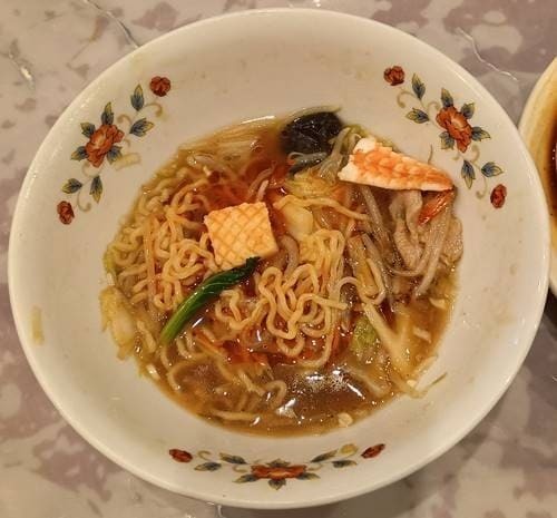 中華料理 福満源 五目ラーメン 辣油投入.jpg