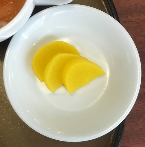 中華麺食房 三宝亭 若鶏の唐揚げ定食 漬け物.jpg