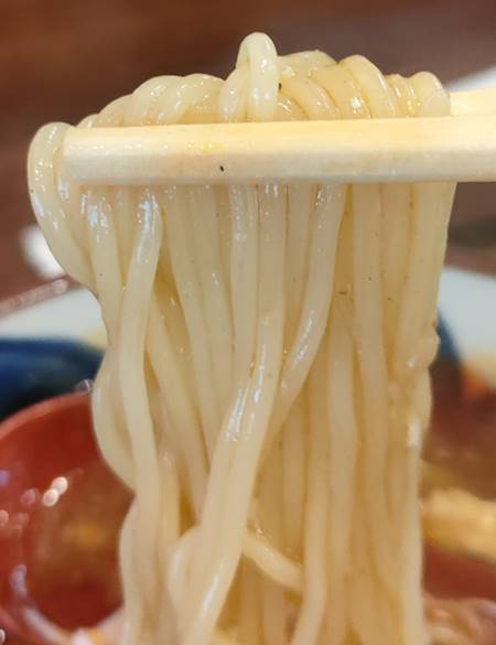 中華麺食房 三宝亭 酸辣湯麺 麺.jpg