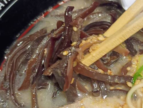 博多三氣 白ラーメン キクラゲ.jpg
