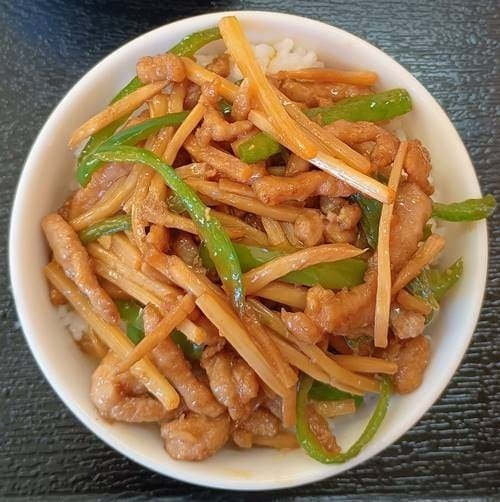 四季紅 青椒肉絲ランチ 青椒肉絲丼.jpg