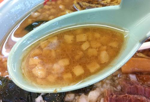 山岡家 プレミアム醤油とんこつ スープ.JPG