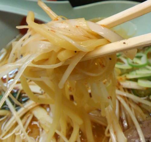 山岡家 醤油ピリ辛ネギラーメン 麺&ピリ辛ネギ.JPG