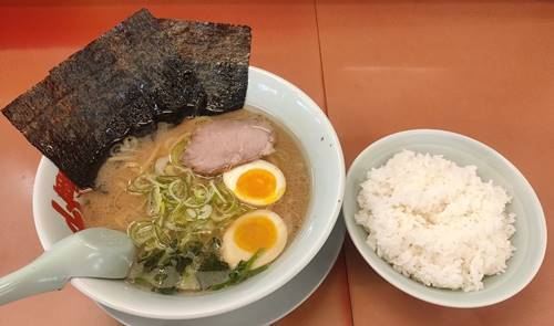 ラーメン山岡家 醤油ラーメン玉子トッピング 豆板醤に卵潰しライス 海苔巻き バイク好きペケの気ままにブログ