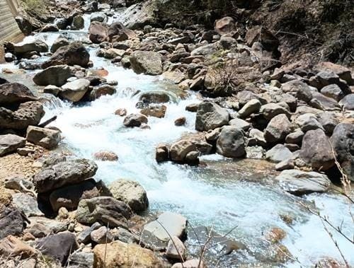 山形県県道232号線沿い渓谷(1).jpg