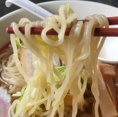 幸楽苑 しじみエキス入り醤油らーめん 麺.jpg