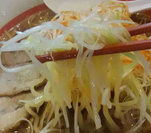 幸楽苑 ねぎらーめん 麺.JPG