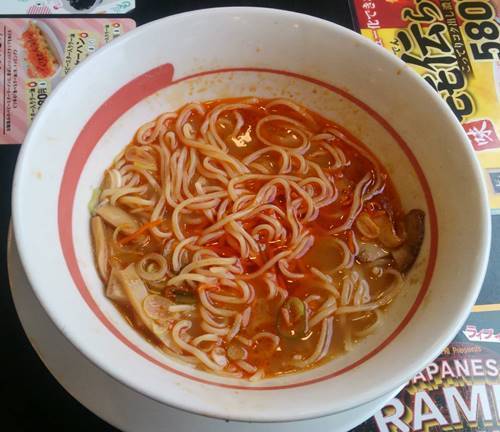 幸楽苑 ベビースター入りラー油㐂伝らーめん 辣油投入.JPG