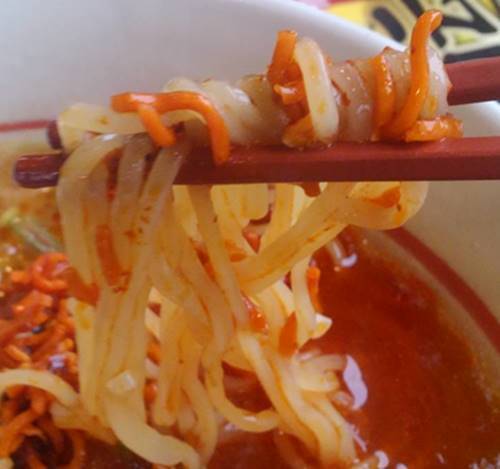 幸楽苑 ベビースター入りラー油㐂伝らーめん 麺.JPG