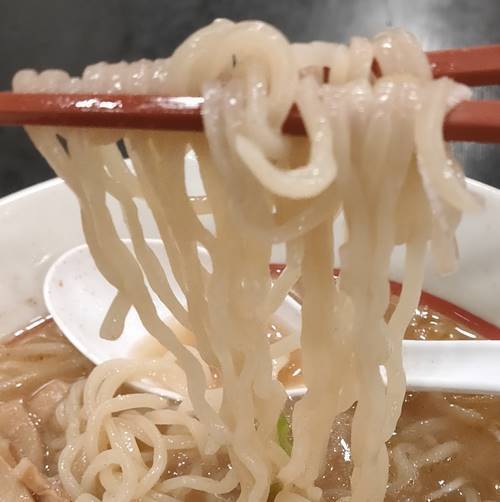 幸楽苑 ローストビーフ入り味噌らーめん 麺.jpg