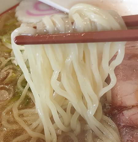 幸楽苑 ローストビーフ入り塩らーめん 麺.jpg