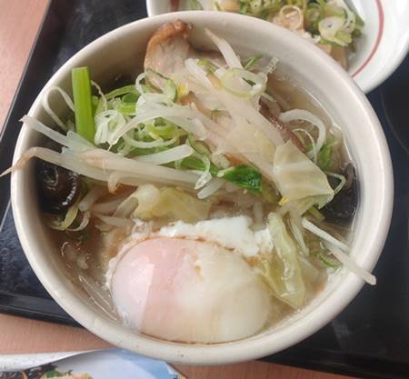 幸楽苑 朝定食B ハーフらーめん 月見玉子 投入.jpg