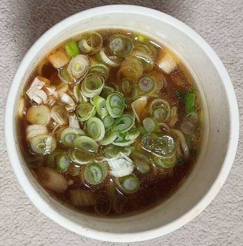日清 Ramen Break Beats 地鶏醤油らぁ麺 ネギ投入.jpg