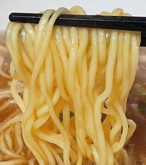 日清食品 丸源ラーメン 熟成醤油 肉そば 麺.jpg