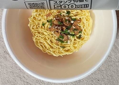 日清食品 丸源ラーメン 熟成醤油 肉そば(1).jpg