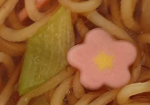 日清食品 日清麺職人 濃いだし 煮干し醤油 ネギ＆花形カマボコ.jpg