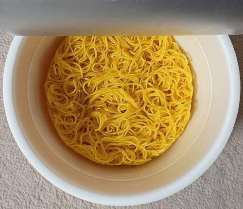日清麺職人 醤油 麺(1).jpg