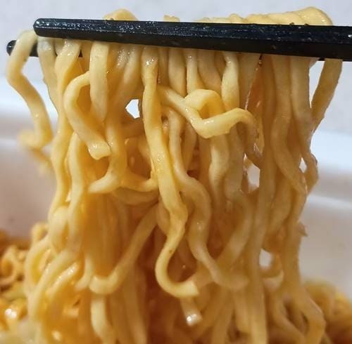 明星 チャルメラ とり野菜みそ焼そば 麺.jpg
