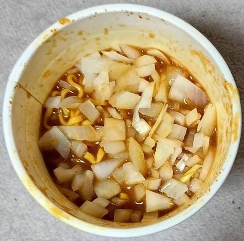 明星 チャンピオンカレー監修 濃厚カレーラーメン 玉ねぎ投入.jpg