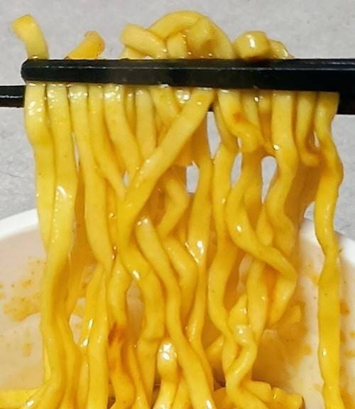 明星 チャンピオンカレー監修 濃厚カレーラーメン 麺.jpg