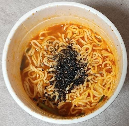 明星 モード学園コラボ 辛DEMO幸 ハニーバター風旨辛チゲラーメン 胡麻投入.jpg