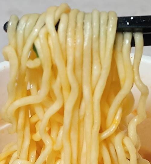 明星 モード学園コラボ 辛DEMO幸 ハニーバター風旨辛チゲラーメン 麺.jpg