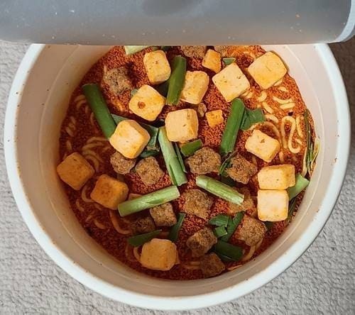 明星 モード学園コラボ 辛DEMO幸 ハニーバター風旨辛チゲラーメン(1).jpg