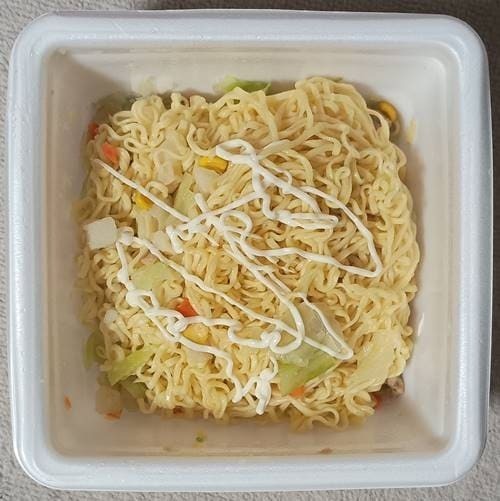 明星 一平ちゃん夜店の焼そば 大盛 クリームシチュー味 ホワイトクリーム風味マヨがけ.jpg