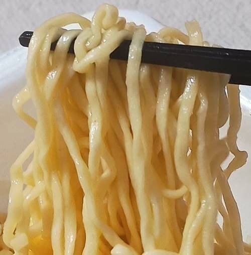 明星 一平ちゃん夜店の焼そば 大盛 クリームシチュー味 麺.jpg