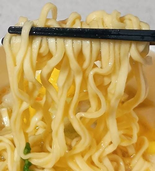 明星 至極の一杯 塩ラーメン 麺.jpg
