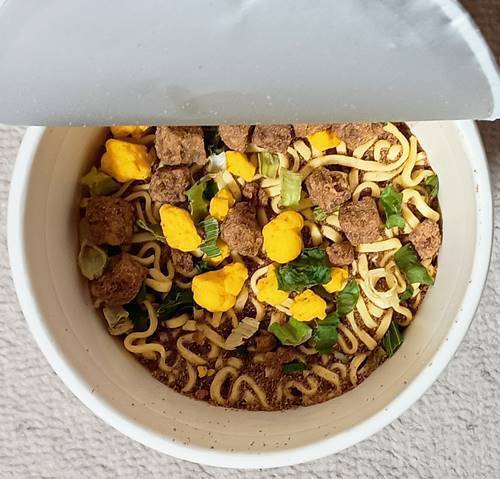 明星 至極の一杯 醤油ラーメン かやく.jpg