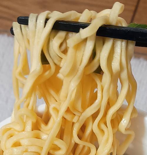 明星 至極の一杯 醤油ラーメン 麺.jpg